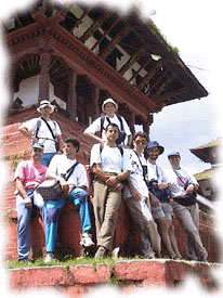 Los expedicionarios en el barrio de Thamel, en Kathmandu