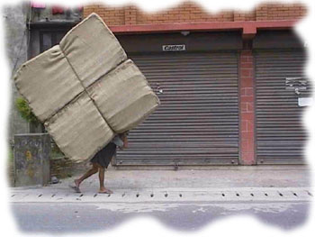 Transporte de mercancías, escena habitual en las calles de Kathmandu