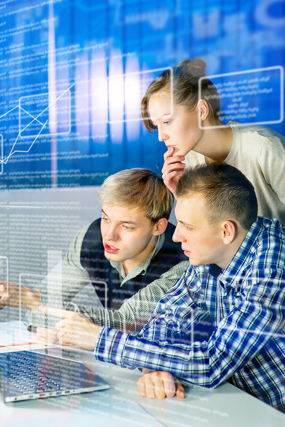 Concepto de trabajo en equipo hablando de tendencias y de realidades sobre la ciberseguridad